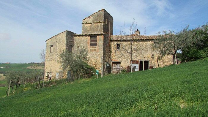 Casa con 18 locali in vendita in Loc Monticello, Todi