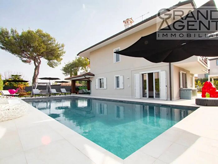 Casa con 7 locali in vendita in Via Giunio Bruto, Desenzano Del Garda