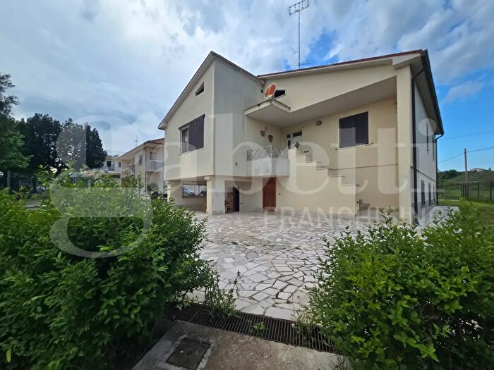 Casa con 8 locali in vendita in Via Nazionale per Teramo, Mosciano SantAngelo