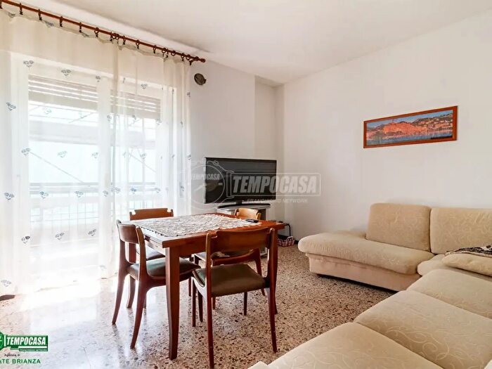 Appartamento trilocale in vendita in Carate Brianza
