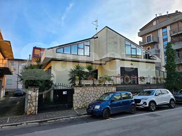 Casa con 11 locali in vendita in Via Sicilia, Isernia