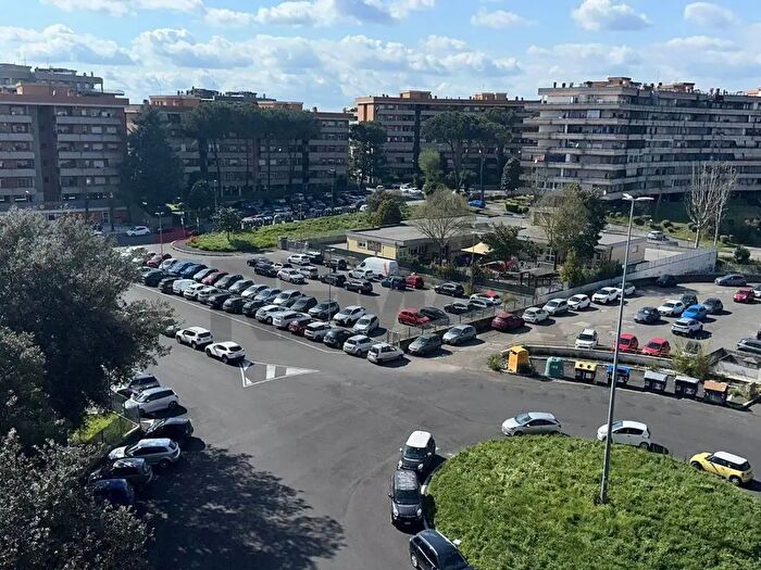 Appartamento trilocale in vendita in Via Moggio Udinese, Roma