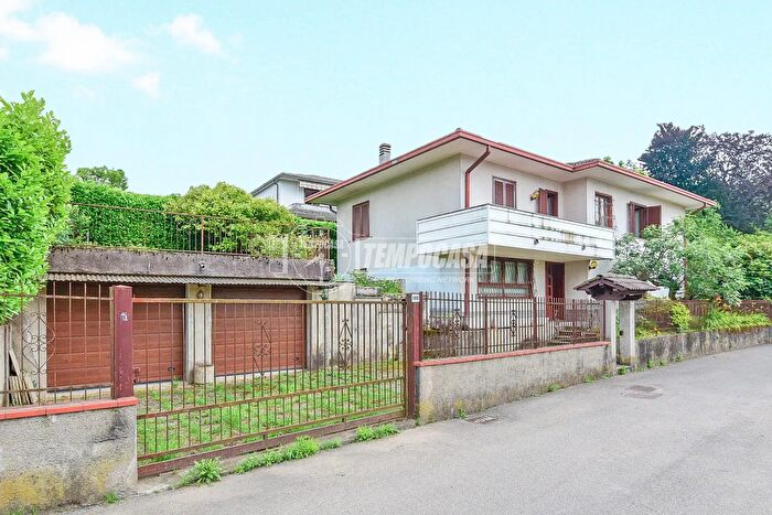 Casa quadrilocale in vendita in Via Valbasca, Lipomo