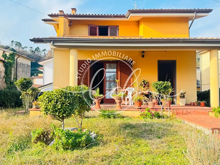 Casa con 10 locali in vendita in Massarosa