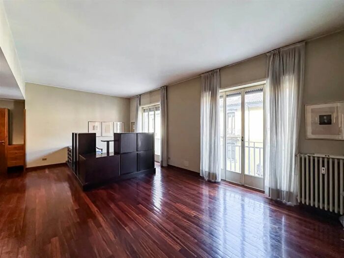 Appartamento con 6 locali in vendita in Via Giuseppe Mazzini, Busto Arsizio