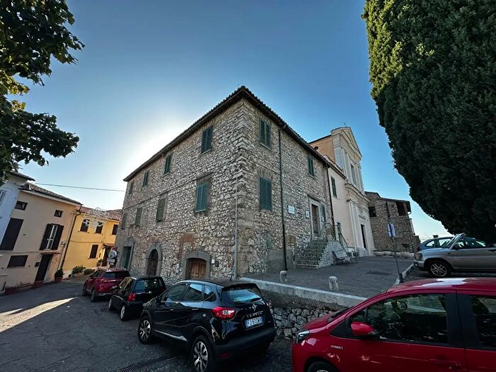 Appartamento con 5 locali in vendita in Piazza Sforza Cesarini, Moricone