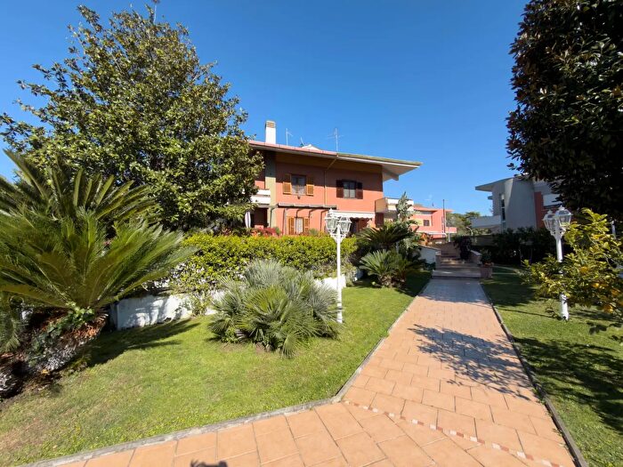 Casa con 8 locali in vendita in Via Sofocle, Roma