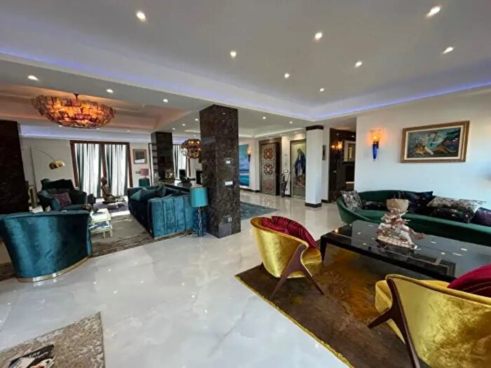 Appartamento trilocale in vendita in Piazza Francesco Betti, Massa