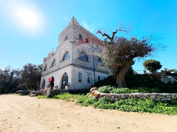 Casa con 11 locali in vendita in Carovigno