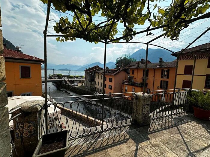 Appartamento con 5 locali in vendita in Via Cacciatori delle Alpi, Argegno