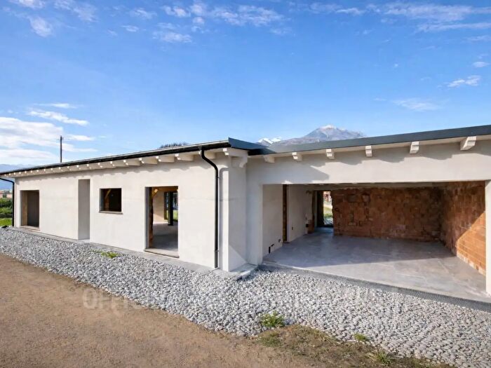 Casa quadrilocale in vendita in Via Prati Rossi, Dubino