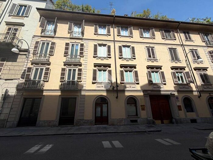 Appartamento bilocale in affitto in Via della Rocca, Torino