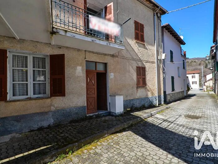 Casa con 9 locali in vendita in Piazza San Francesco, Osiglia