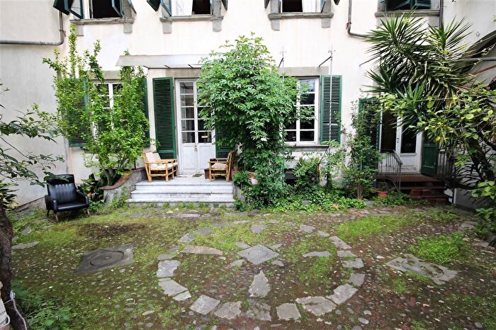 Appartamento con 14 locali in vendita in a Michele Rosi, Lucca