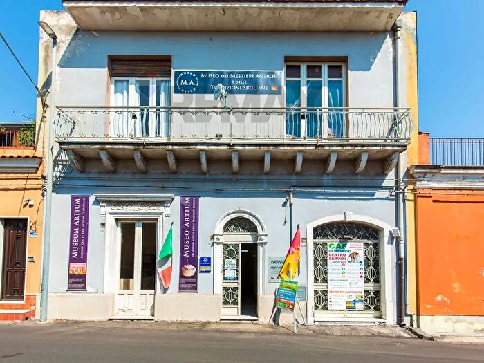 Casa con 10 locali in affitto in Via Umberto I, Santa Venerina