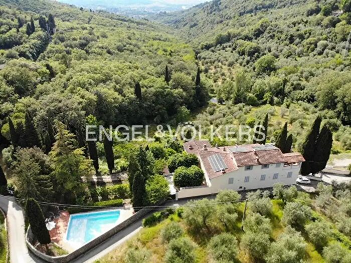 Casa con 6 locali in affitto in Via del Rossellino, Firenze