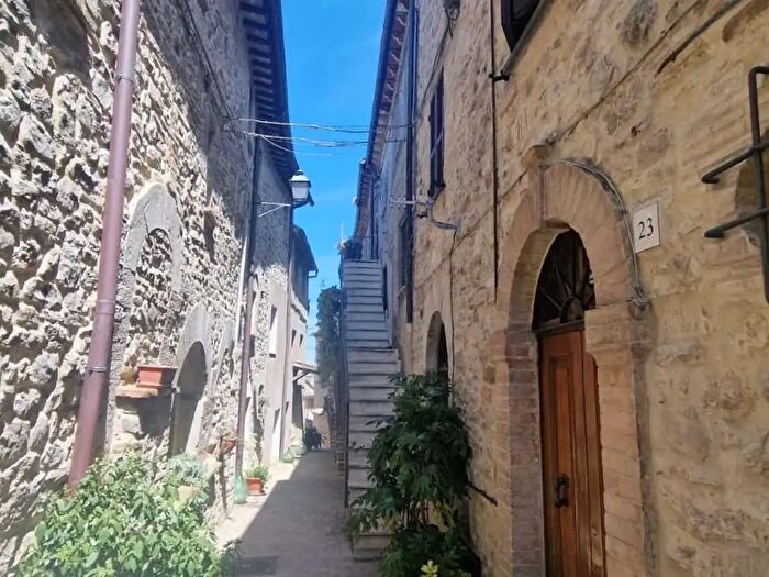 Appartamento quadrilocale in vendita in Via delle Scalette, Baschi