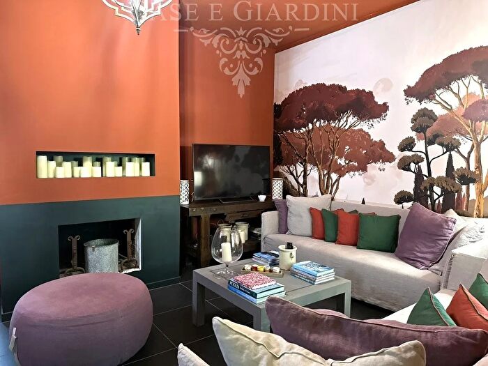 Casa con 8 locali in vendita in Viareggio