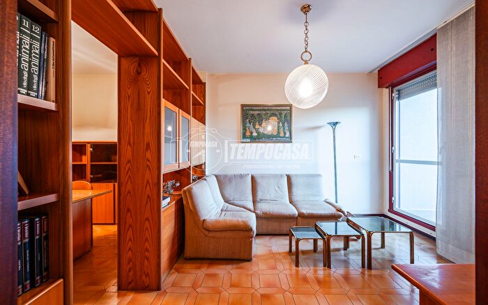 Appartamento trilocale in vendita in Via Galileo Galilei, Modena