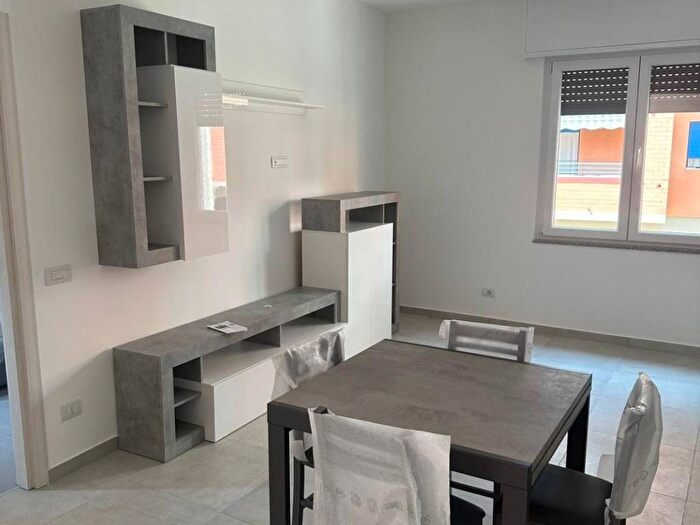 Appartamento bilocale in affitto in Strada Statale del Sempione, Centro, Pero