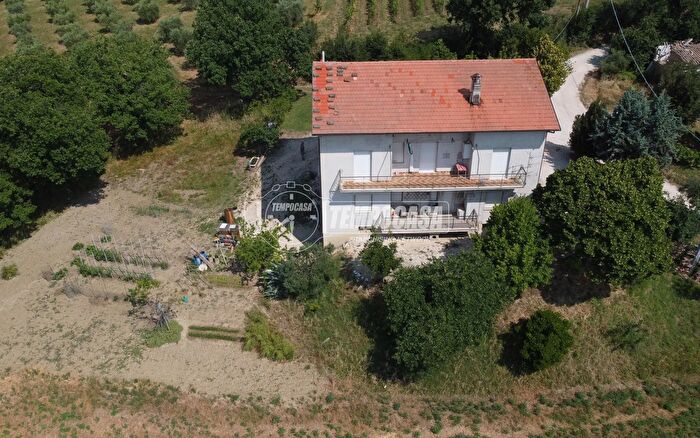 Casa con 10 locali in vendita in Tolentino