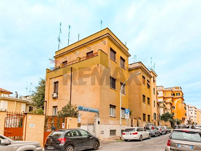 Appartamento con 5 locali in vendita in Via Volterra, Roma