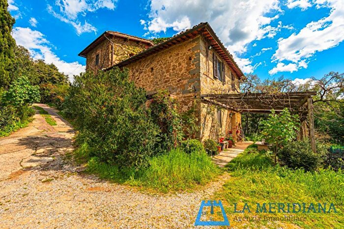 Casa con 11 locali in vendita in Lamporecchio