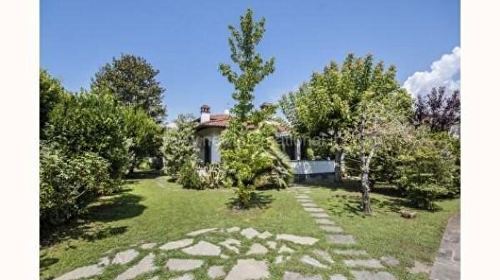 Casa con 6 locali in affitto in Forte Dei Marmi
