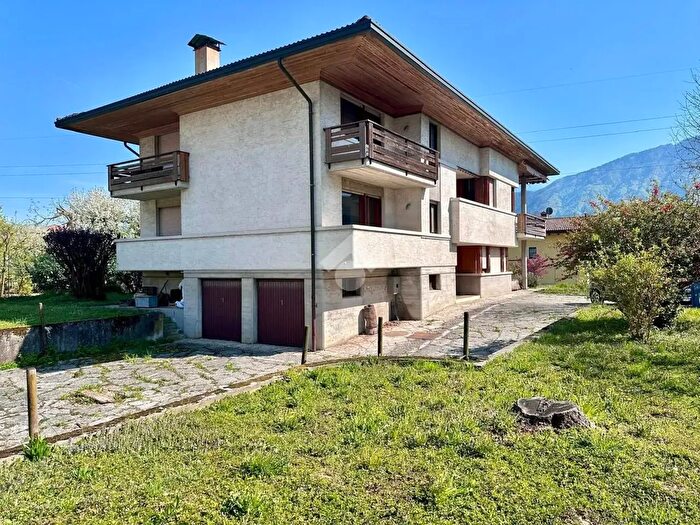 Appartamento con 6 locali in vendita in Viale Pedavena, Feltre