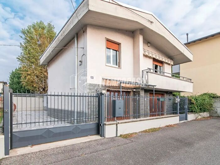 Casa trilocale in vendita in Via Alessandro Manzoni, Gorla Minore