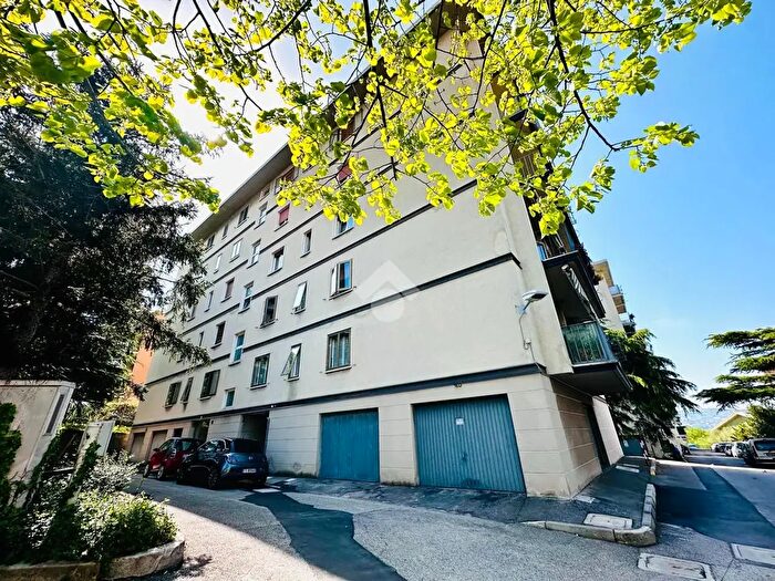 Appartamento trilocale in vendita in Via San Benedetto, Trieste