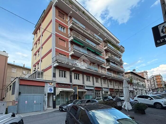 Appartamento trilocale in vendita in Via Piave, Ancona