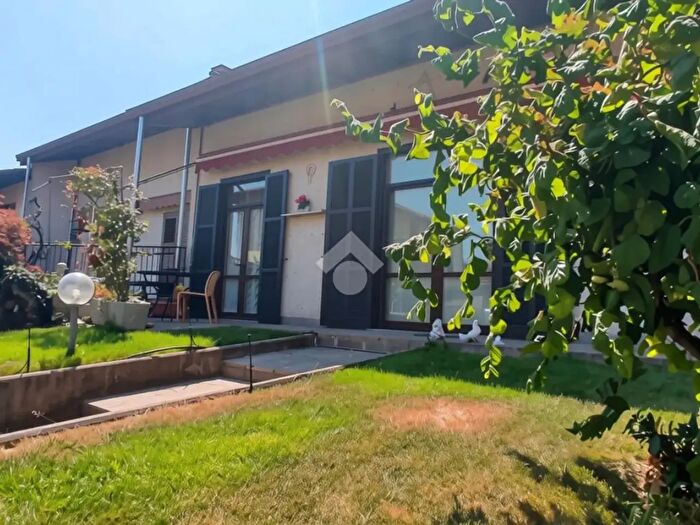 Casa quadrilocale in vendita in Via Manzoni, Lonate Pozzolo