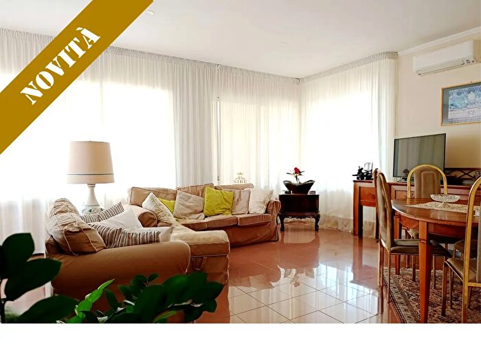 Appartamento con 5 locali in vendita in Via Sandro Pertini, Trani