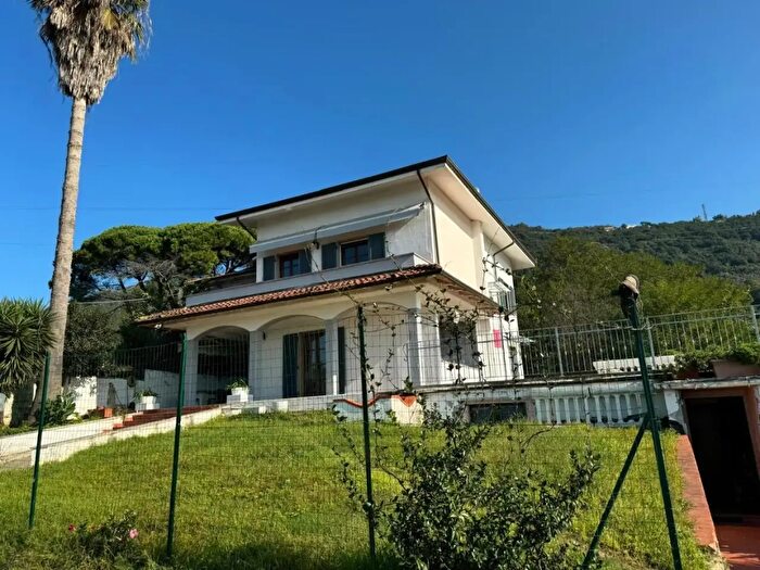 Casa con 9 locali in vendita in Carrara