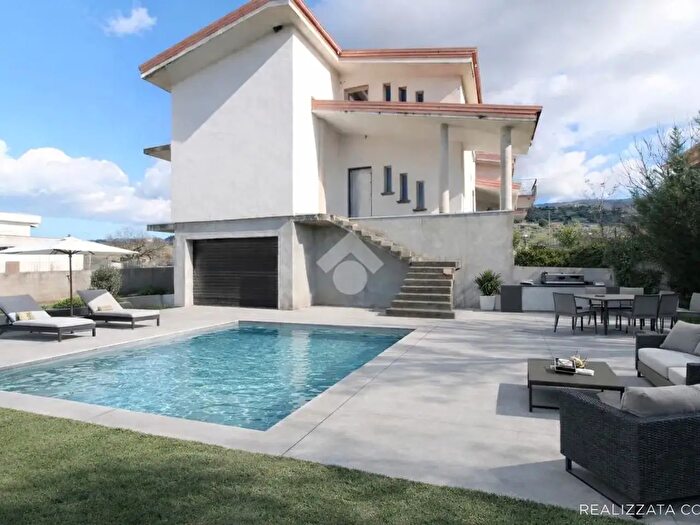 Casa quadrilocale in vendita in Contrada Gidora, Luzzi