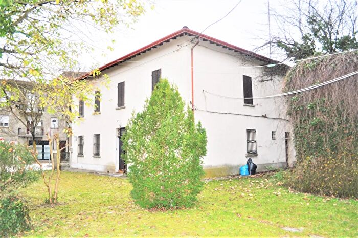 Casa con 9 locali in vendita in Solarolo