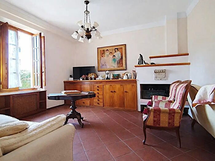 Casa con 6 locali in vendita in Via Casella da Pistoia, Pistoia