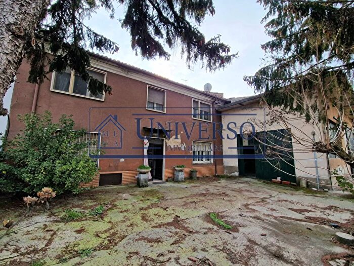 Casa con 9 locali in vendita in Strada di Oriolo Voghera, Voghera