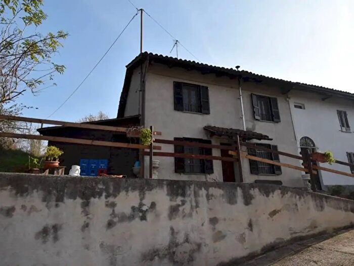 Casa quadrilocale in vendita in Via Nisorella, Mombercelli