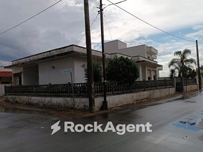 Casa con 6 locali in vendita in Via Marcinelle Ang l da Vinci, Salice Salentino