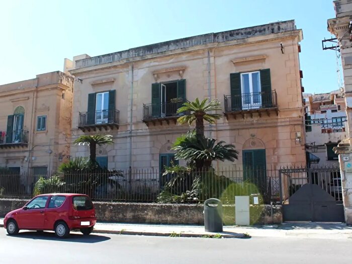 Appartamento con 6 locali in affitto in Via Sadat, Palermo