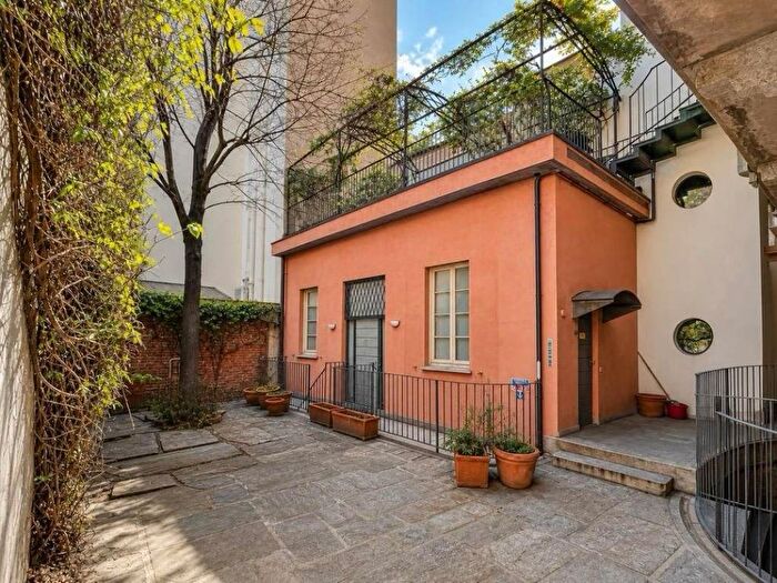 Appartamento trilocale in affitto in Via della Signora, Borgogna Largo Augusto, Milano