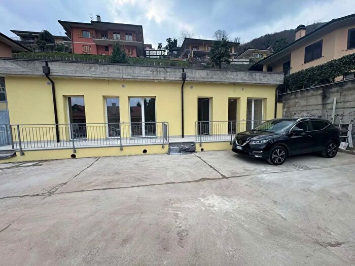 Appartamento bilocale in vendita in Lavena Ponte Tresa