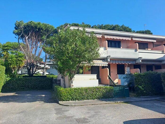 Casa quadrilocale in vendita in Massa