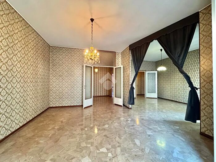 Appartamento trilocale in vendita in Via Pellegrino Pellegrini, Novara