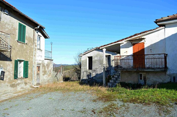 Casa con 15 locali in vendita in Nespolo, Pareto