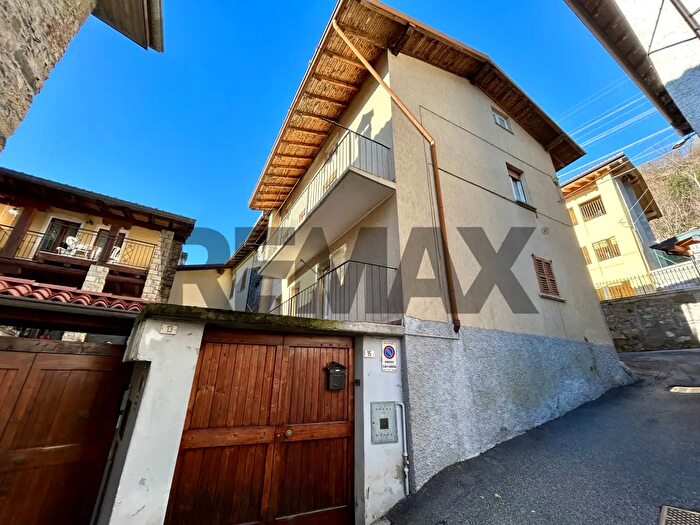 Casa con 6 locali in vendita in Costa Volpino