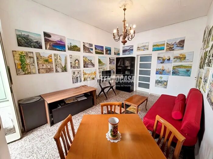 Appartamento trilocale in vendita in Napoli