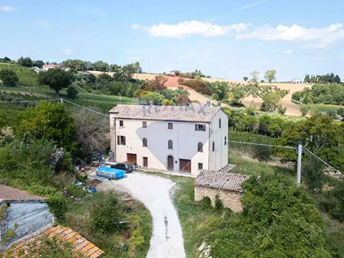 Casa con 8 locali in vendita in Via Pietrone, Cupramontana